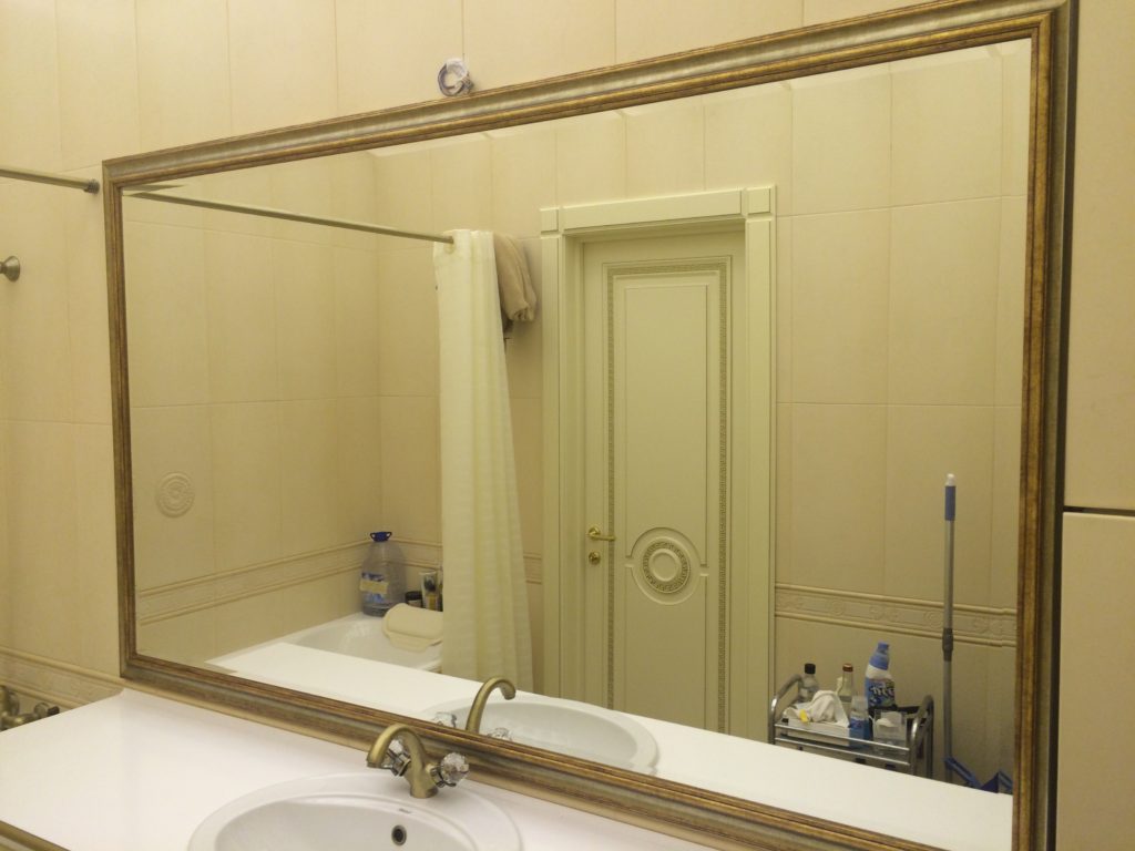Зеркало в ванную в раме